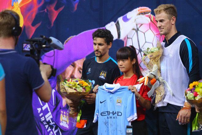 [Photo] “Fan” Việt phát cuồng vì các ngôi sao Man City ảnh 10
