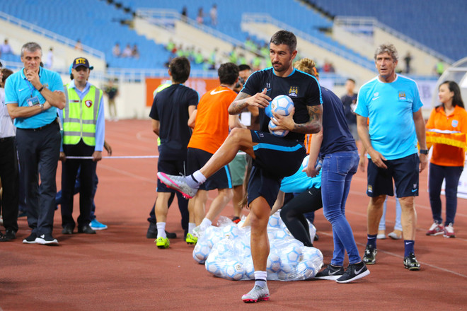 [Photo] “Fan” Việt phát cuồng vì các ngôi sao Man City ảnh 7
