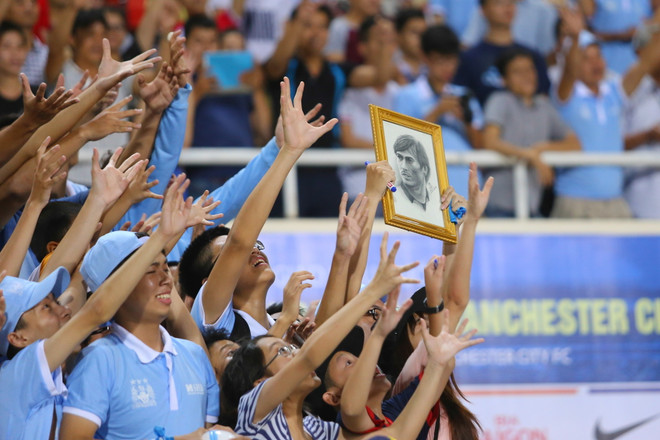 [Photo] “Fan” Việt phát cuồng vì các ngôi sao Man City ảnh 1
