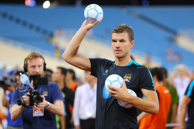 [Photo] “Fan” Việt phát cuồng vì các ngôi sao Man City ảnh 8