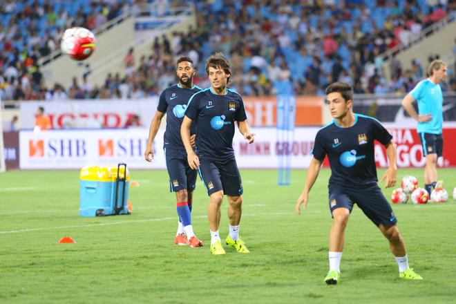 [Photo] “Fan” Việt phát cuồng vì các ngôi sao Man City ảnh 2