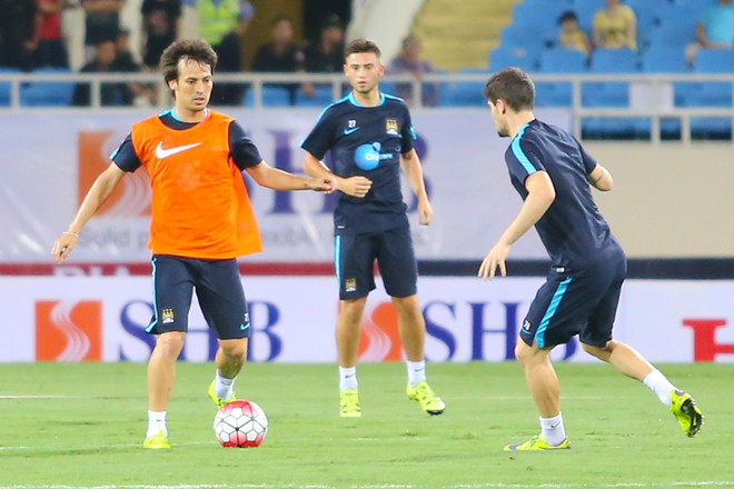 [Photo] “Fan” Việt phát cuồng vì các ngôi sao Man City ảnh 6