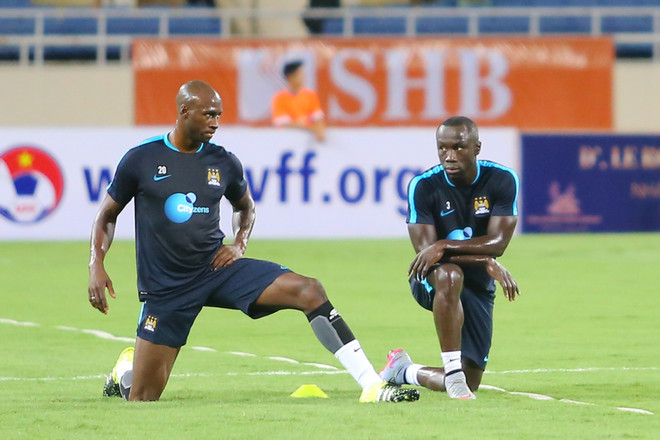 [Photo] “Fan” Việt phát cuồng vì các ngôi sao Man City ảnh 4