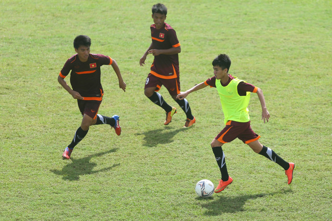 "Ngôi sao" Thanh Hậu và U19 Việt Nam khổ luyện dưới trời nắng ảnh 2