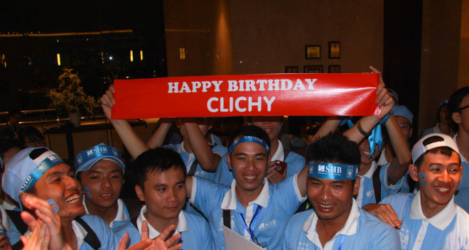 Bầu Hiển tổ chức sinh nhật cho sao Man City ở cửa khách sạn ảnh 3