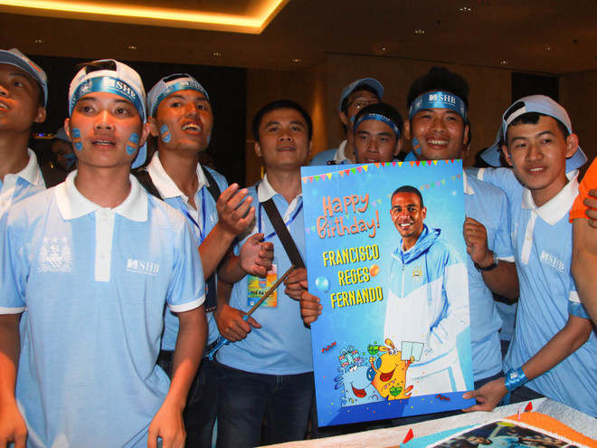 Bầu Hiển tổ chức sinh nhật cho sao Man City ở cửa khách sạn ảnh 4