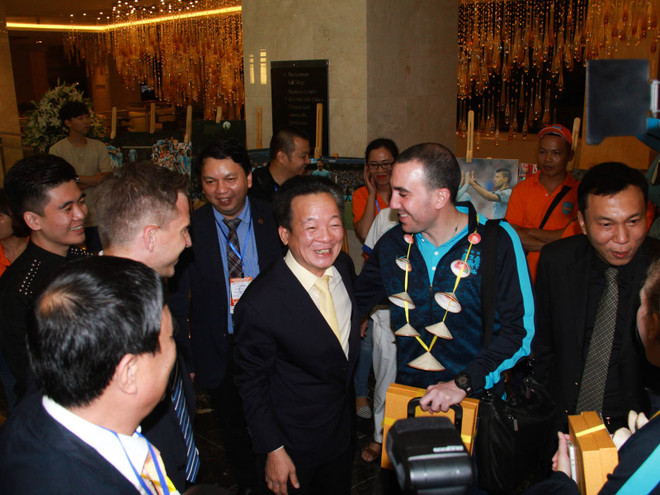 Bầu Hiển tổ chức sinh nhật cho sao Man City ở cửa khách sạn ảnh 1