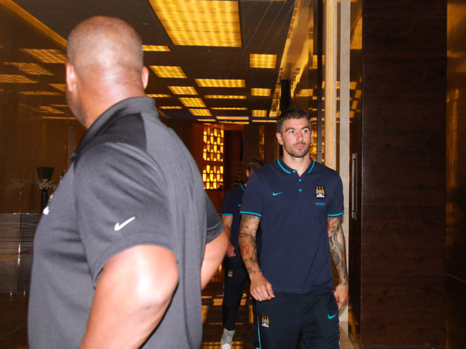 Bầu Hiển tổ chức sinh nhật cho sao Man City ở cửa khách sạn ảnh 7