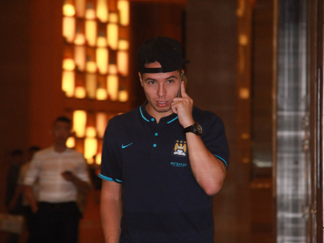 Bầu Hiển tổ chức sinh nhật cho sao Man City ở cửa khách sạn ảnh 9