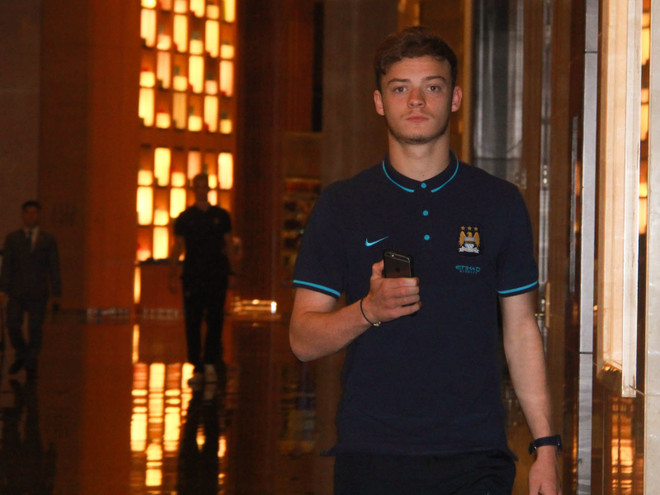 Bầu Hiển tổ chức sinh nhật cho sao Man City ở cửa khách sạn ảnh 10