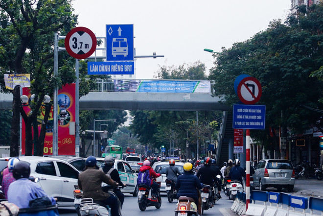 Ôtô, xe máy, thiếu nữ tranh đường buýt nhanh BRT ảnh 2