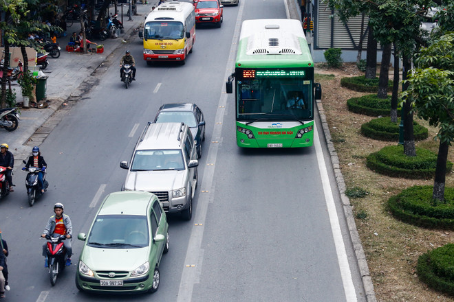 Ôtô, xe máy, thiếu nữ tranh đường buýt nhanh BRT ảnh 6