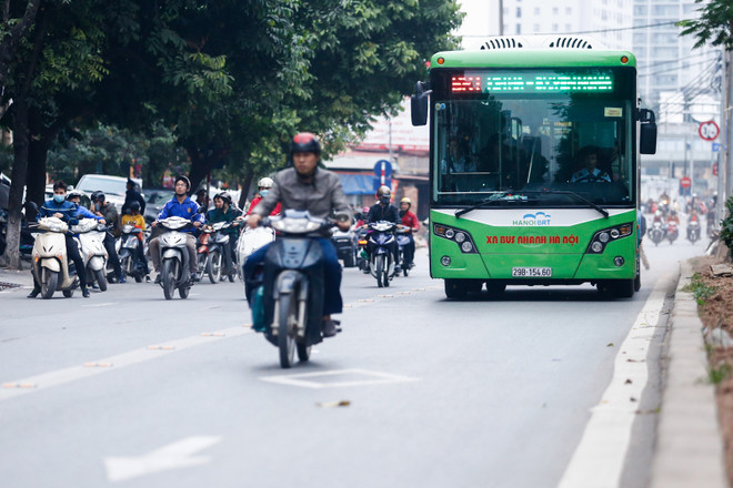 Ôtô, xe máy, thiếu nữ tranh đường buýt nhanh BRT ảnh 4