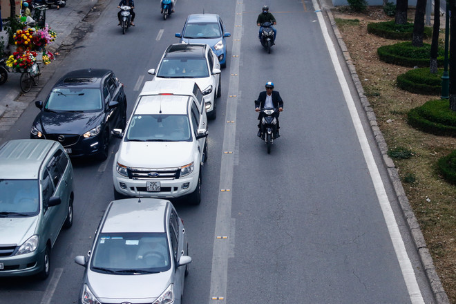 Ôtô, xe máy, thiếu nữ tranh đường buýt nhanh BRT ảnh 8