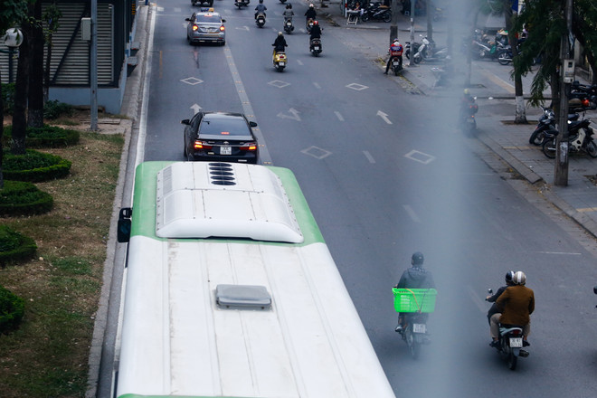 Ôtô, xe máy, thiếu nữ tranh đường buýt nhanh BRT ảnh 3