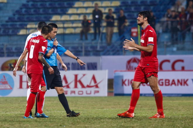 Trọng tài Việt Nam dính “phốt” ngay ngày khai mạc V-League ảnh 1