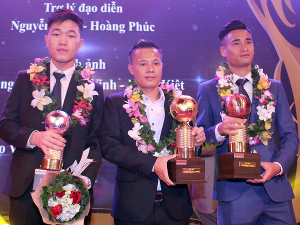 Thành Lương nói gì sau khi nhận Quả bóng Vàng Việt Nam 2016? ảnh 1