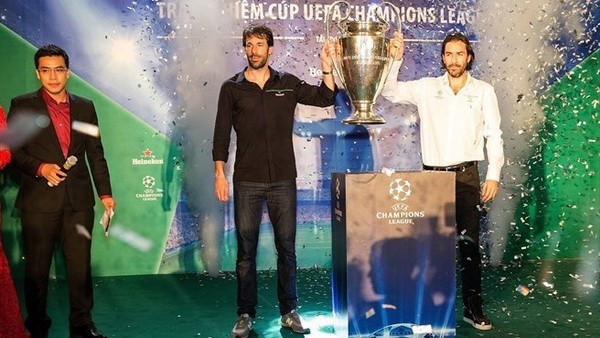 UEFA ca ngợi hành trình của Van Nistelrooy ở Việt Nam ảnh 2