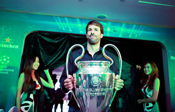 Van Nistelrooy chọn Việt Nam vì có nhiều “fan” của M.U ảnh 2