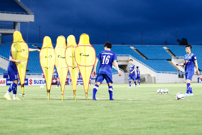 [Photo] Công Phượng chỉnh rào cho Công Vinh, tuyển rèn sút phạt ảnh 3