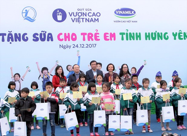 400 ngàn trẻ em khó khăn được tặng sữa từ Quỹ sữa "Vươn cao Việt Nam" ảnh 1