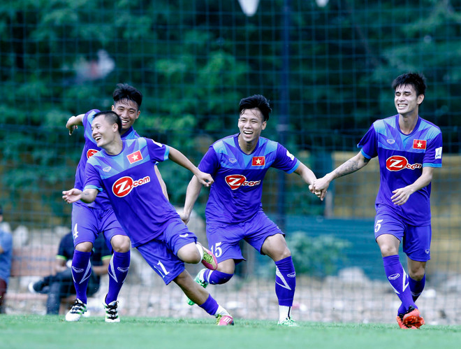 Tuyển Việt Nam tập bài lạ, Tuấn Anh mệt nhoài ngày trở về ảnh 1