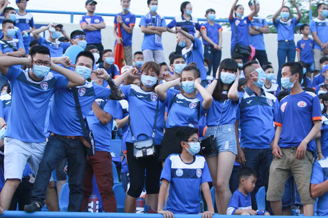 CĐV Than Quảng Ninh tẩy chay sân Cẩm Phả, bịt khẩu trang xem bóng đá ảnh 4