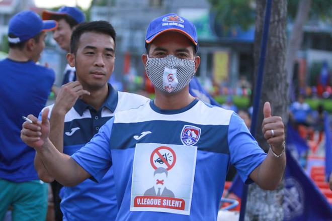 CĐV Than Quảng Ninh tẩy chay sân Cẩm Phả, bịt khẩu trang xem bóng đá ảnh 5