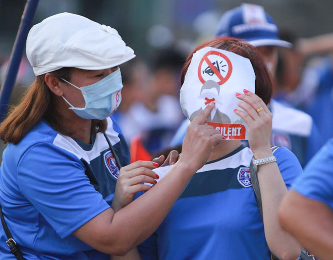 CĐV Than Quảng Ninh tẩy chay sân Cẩm Phả, bịt khẩu trang xem bóng đá ảnh 6