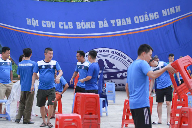 CĐV Than Quảng Ninh tẩy chay sân Cẩm Phả, bịt khẩu trang xem bóng đá ảnh 3
