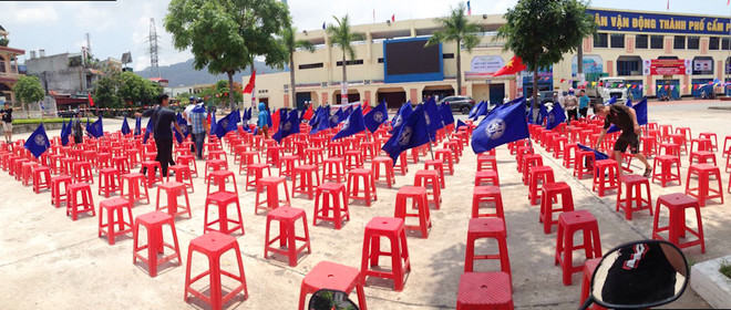 CĐV Than Quảng Ninh tẩy chay sân Cẩm Phả, bịt khẩu trang xem bóng đá ảnh 2