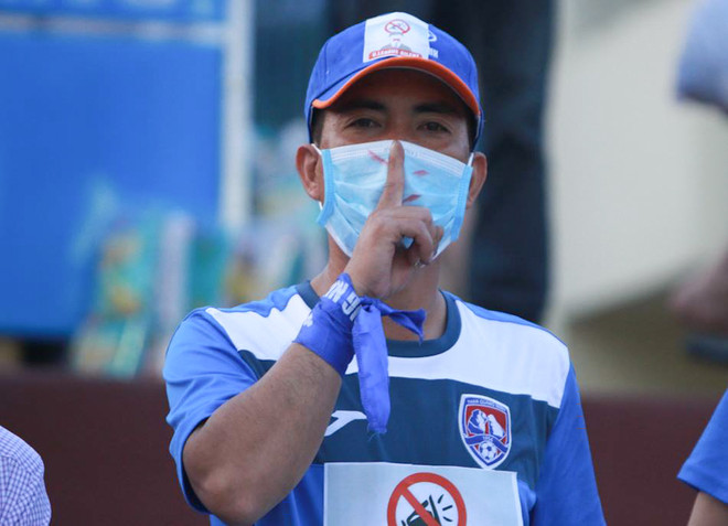 CĐV Than Quảng Ninh tẩy chay sân Cẩm Phả, bịt khẩu trang xem bóng đá ảnh 7