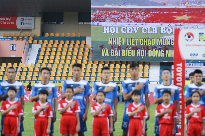 CĐV Than Quảng Ninh tẩy chay sân Cẩm Phả, bịt khẩu trang xem bóng đá ảnh 1