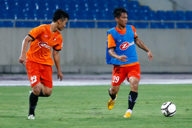 Buổi tập của đội tuyển Việt Nam gián đoạn vì mưa lớn ảnh 1