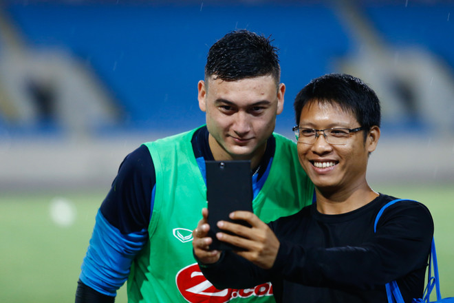 Buổi tập của đội tuyển Việt Nam gián đoạn vì mưa lớn ảnh 4