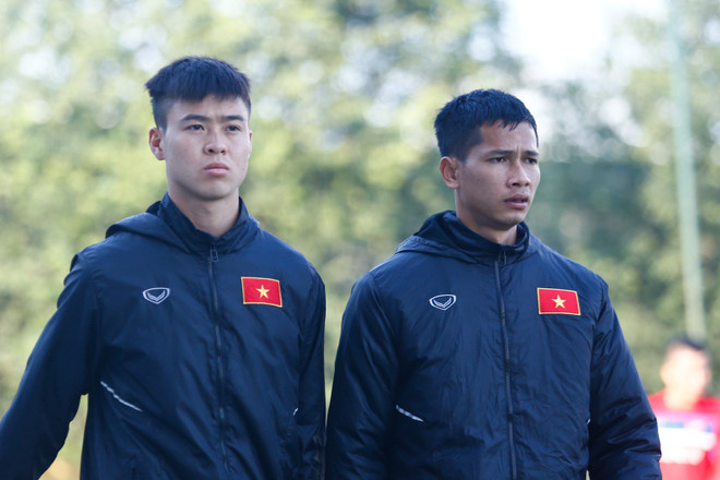 Duy Mạnh chấn thương, Công Phượng lãng tử với mái tóc dài ảnh 1