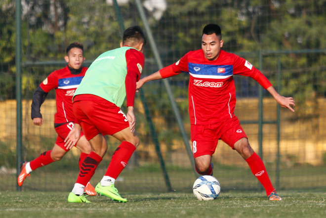 Duy Mạnh chấn thương, Công Phượng lãng tử với mái tóc dài ảnh 5