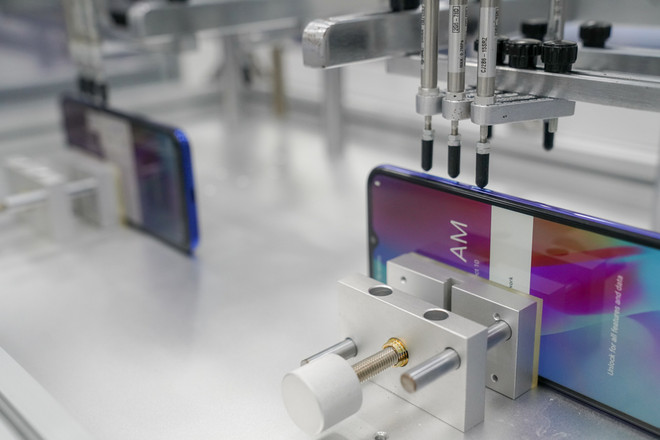 Xem điện thoại Vsmart 'sống sót' ra sao sau những màn 'tra tấn' khủng ảnh 1