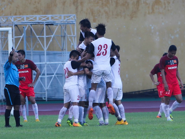 Công Vinh và tuyển Việt Nam “dạy dỗ” đàn em Olympic ảnh 2