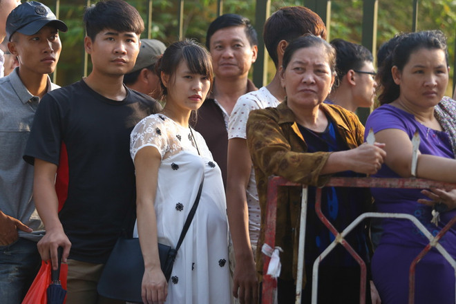 Bà bầu 8 tháng trốn mẹ chồng đi mua vé U19 Việt Nam từ 3 giờ sáng ảnh 3