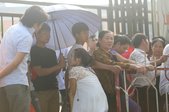 Bà bầu 8 tháng trốn mẹ chồng đi mua vé U19 Việt Nam từ 3 giờ sáng ảnh 4