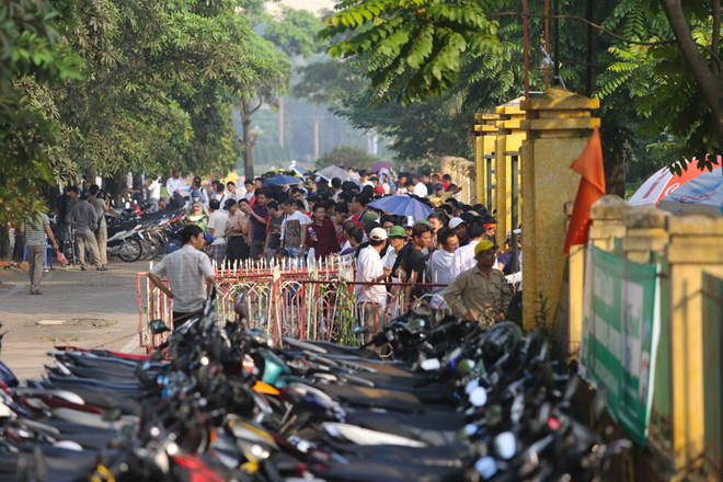 Bà bầu 8 tháng trốn mẹ chồng đi mua vé U19 Việt Nam từ 3 giờ sáng ảnh 1