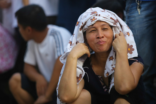 Bà bầu 8 tháng trốn mẹ chồng đi mua vé U19 Việt Nam từ 3 giờ sáng ảnh 6