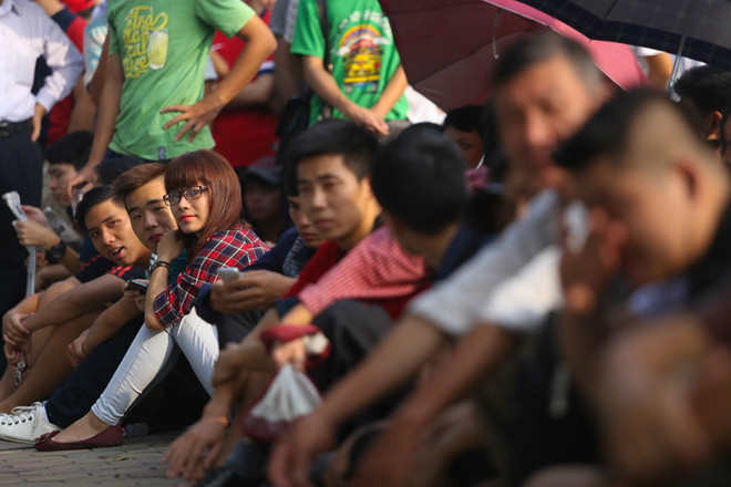 Bà bầu 8 tháng trốn mẹ chồng đi mua vé U19 Việt Nam từ 3 giờ sáng ảnh 9