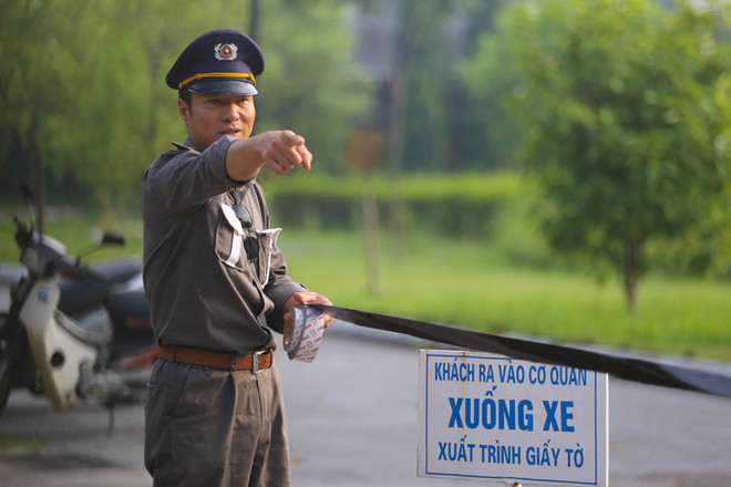 Bà bầu 8 tháng trốn mẹ chồng đi mua vé U19 Việt Nam từ 3 giờ sáng ảnh 5