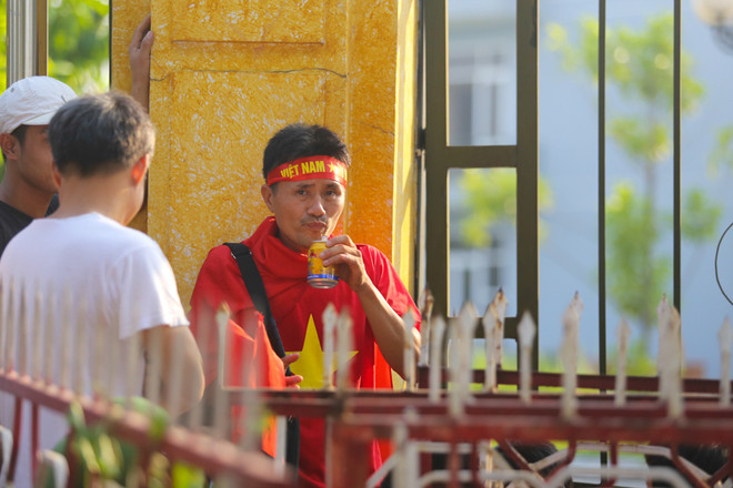 Bà bầu 8 tháng trốn mẹ chồng đi mua vé U19 Việt Nam từ 3 giờ sáng ảnh 2