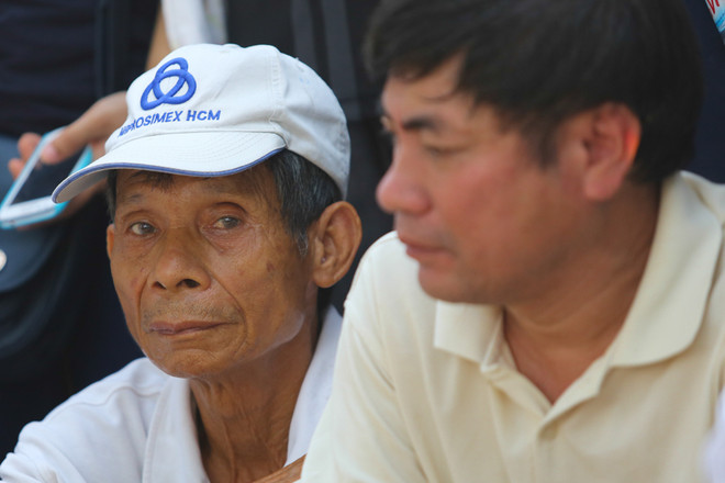 Bà bầu 8 tháng trốn mẹ chồng đi mua vé U19 Việt Nam từ 3 giờ sáng ảnh 7