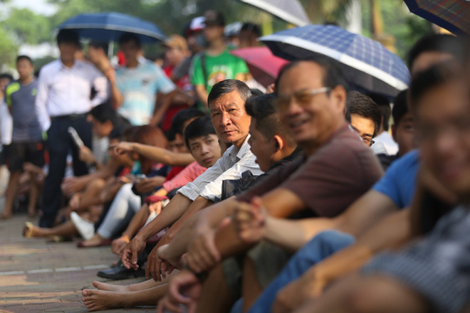 Bà bầu 8 tháng trốn mẹ chồng đi mua vé U19 Việt Nam từ 3 giờ sáng ảnh 8