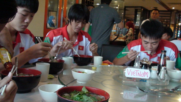 Tranh cãi nảy lửa về chế độ dinh dưỡng của U19 Việt Nam ảnh 1