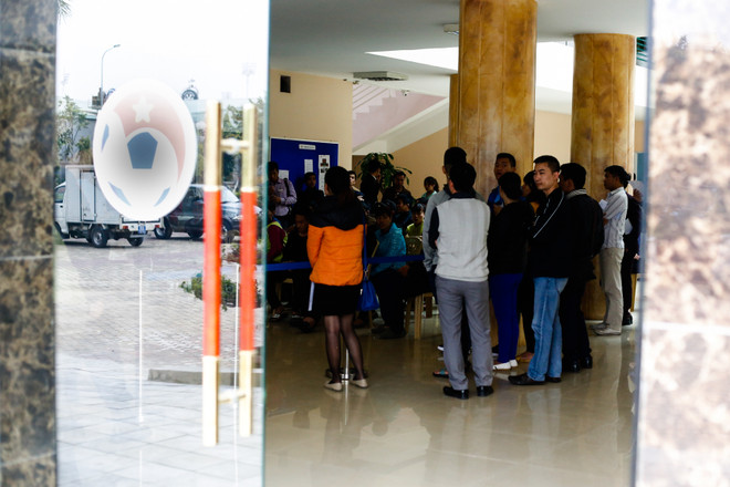 Năm 2014, Mỹ Đình cũng chứng kiến cơn sốt vé lớn khi tuyển Việt Nam tiếp Malaysia tại đây. (Ảnh: Minh Chiến/Vietnam+) "Cơn sốt" vé trận Việt Nam - Indonesia tại Hà Nội bắt đầu âm ỉ ảnh 9